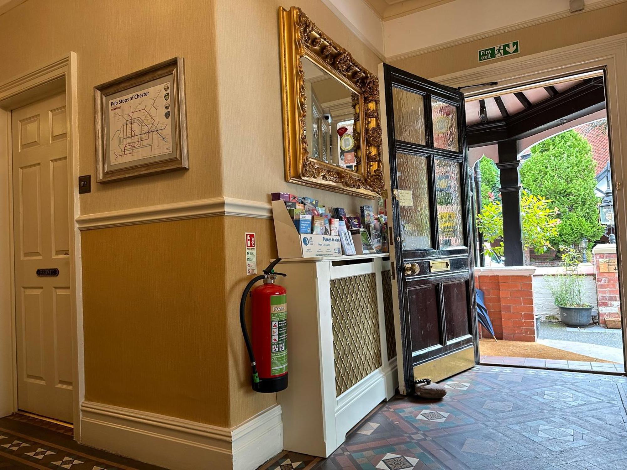 Chester House Guest House Екстер'єр фото The entrance to the hotel