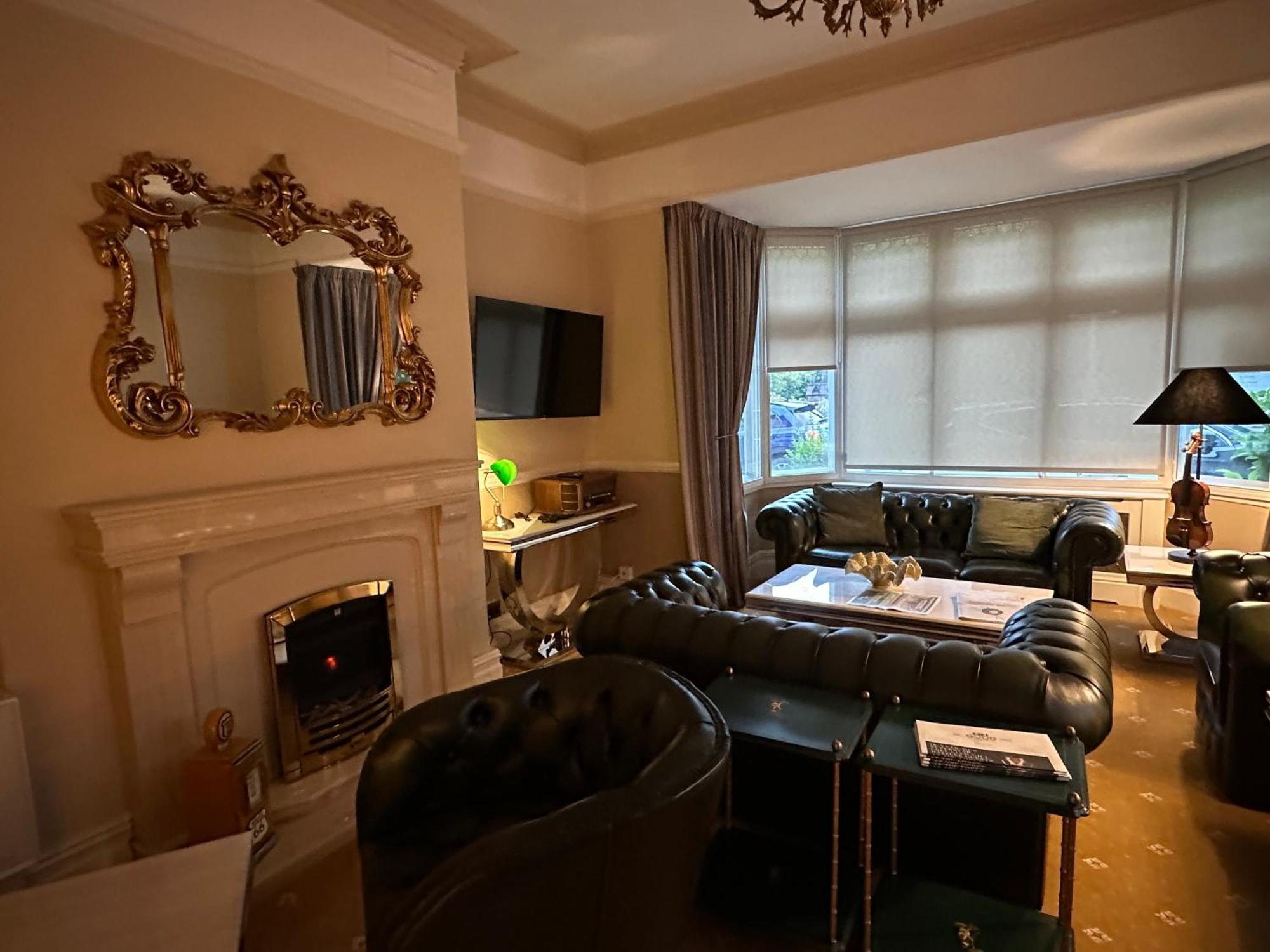Chester House Guest House Екстер'єр фото The living room of a typical apartment