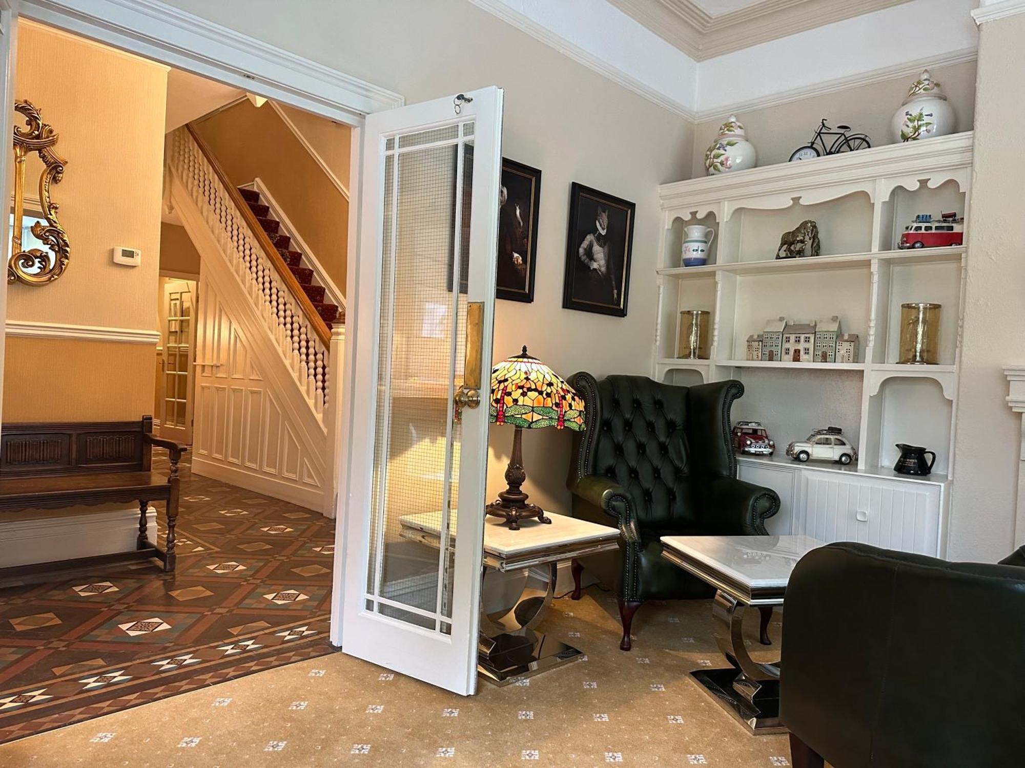 Chester House Guest House Екстер'єр фото A French door
