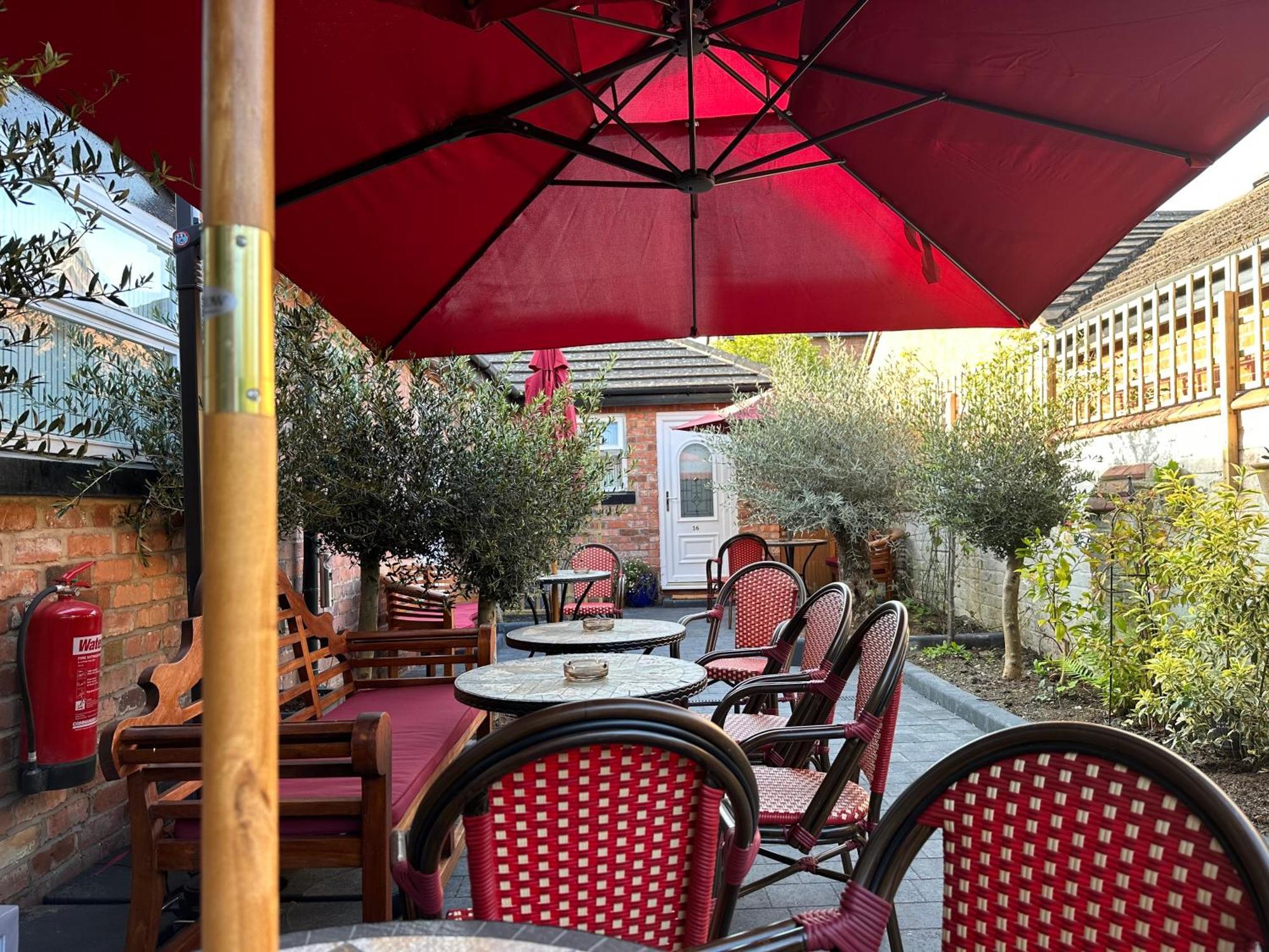 Chester House Guest House Екстер'єр фото The courtyard of the restaurant