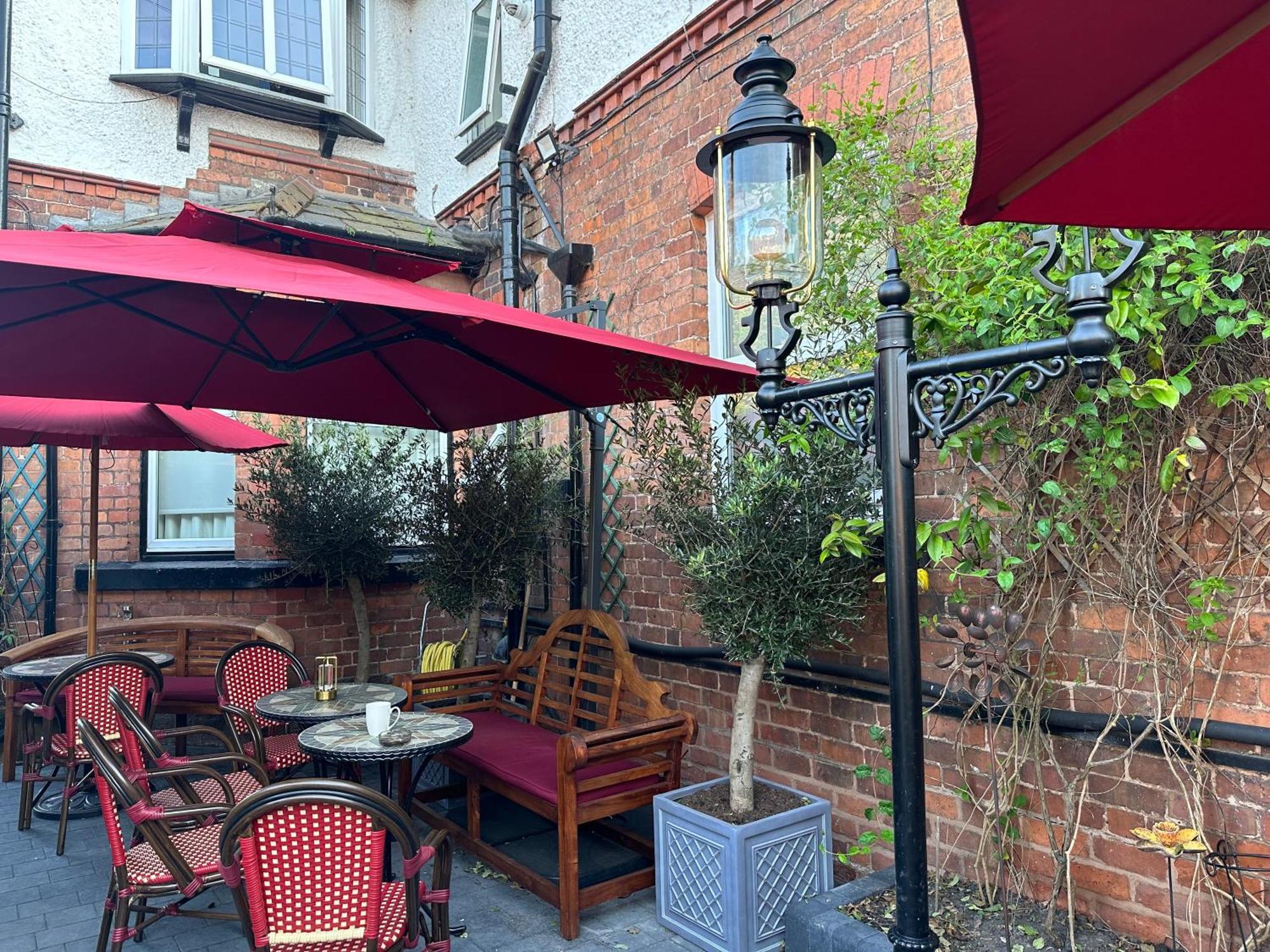 Chester House Guest House Екстер'єр фото The courtyard at the Old Bank Hotel