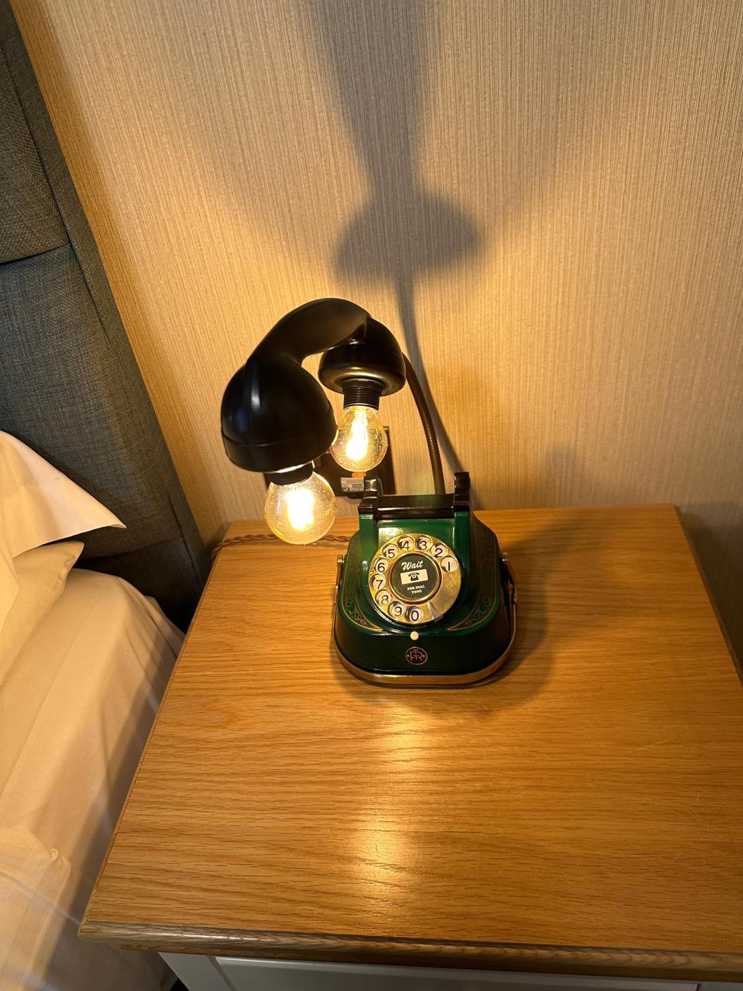 Chester House Guest House Екстер'єр фото A telephone lamp