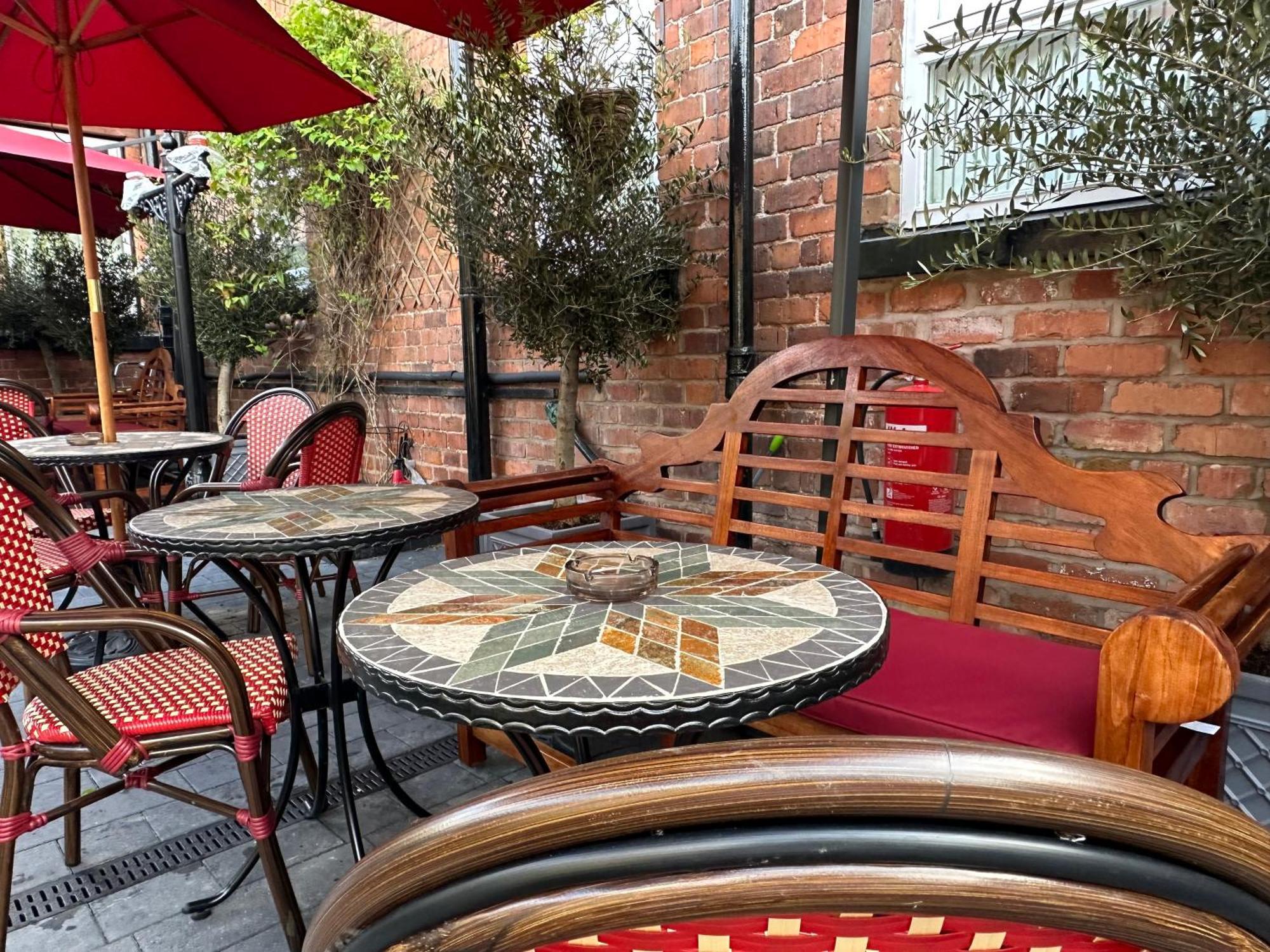 Chester House Guest House Екстер'єр фото The patio at the restaurant