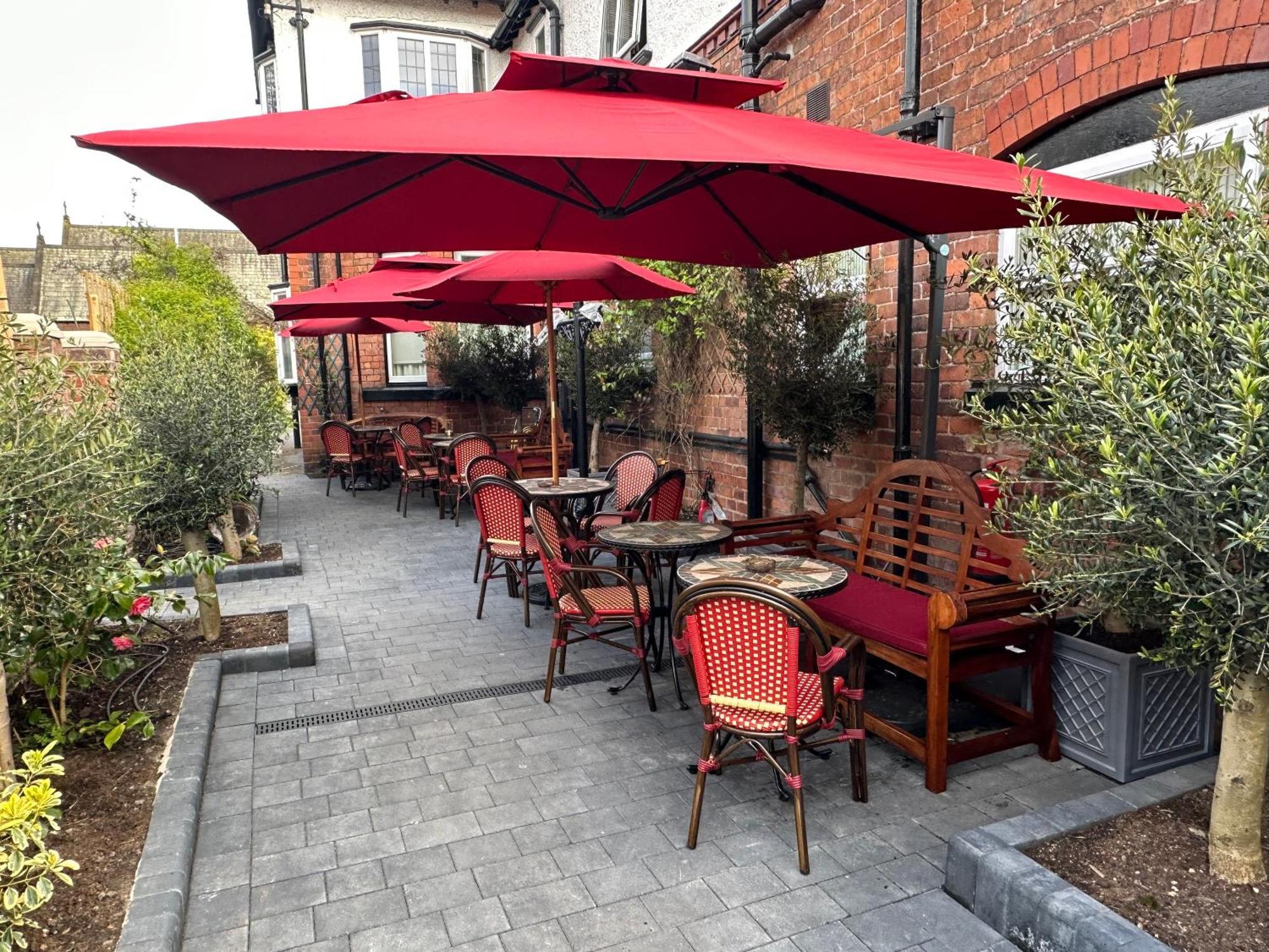 Chester House Guest House Екстер'єр фото The restaurant's outdoor seating area